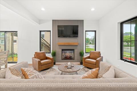 Cedar Falls Main Street 4 Bed Attached Garage!
