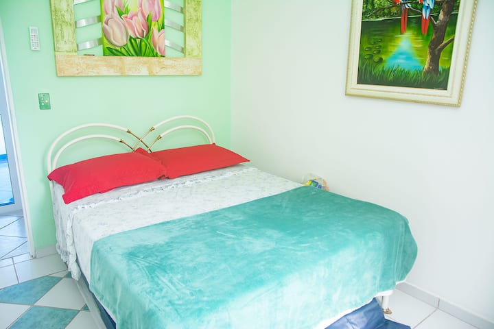 Na suíte master há uma confortável cama king size massageadora magnética