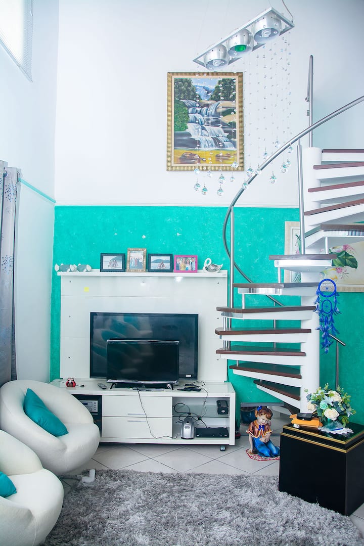 A sala de estar está equipada com Smart TV para assistir seus filmes favoritos