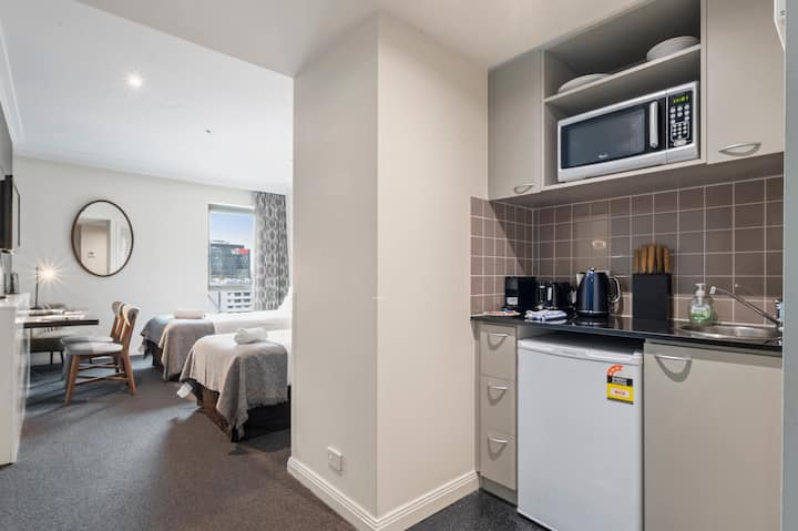 Metro Urban Studio With City View & Indoor Pool - Melbourne