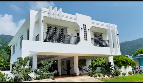 Gorgeous home, Minutes from Beach, Private pool