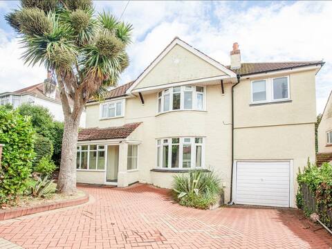 Cheerful 6 bedroom property with cinema room.