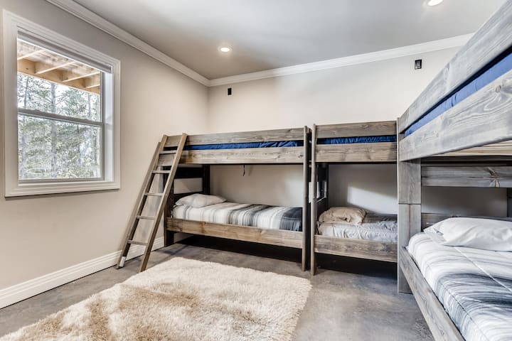 Chumba cha kulala cha ghorofa ya chini kilicho na vitanda 3 vya ghorofa mbili. 