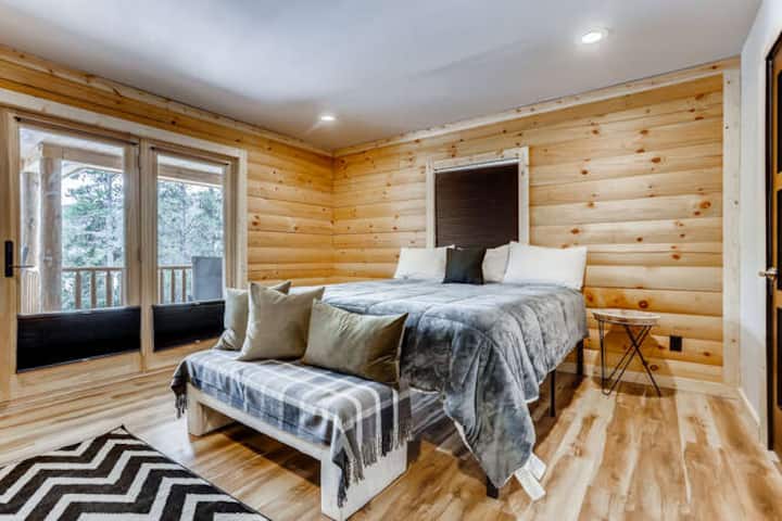 Chumba kikuu cha kulala cha kiwango cha juu kilicho na kitanda cha ukubwa wa king