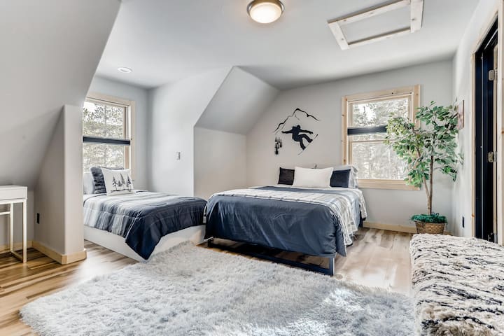 Chumba cha kulala cha juu cha kushoto kilicho na kitanda cha malkia na kitanda cha watu wawili.  Ina choo na bafu.  