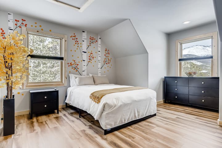 Chumba cha kulala cha kulia cha juu kilicho na kitanda cha malkia na kitanda cha ukubwa kamili.  Ina choo na bafu.  