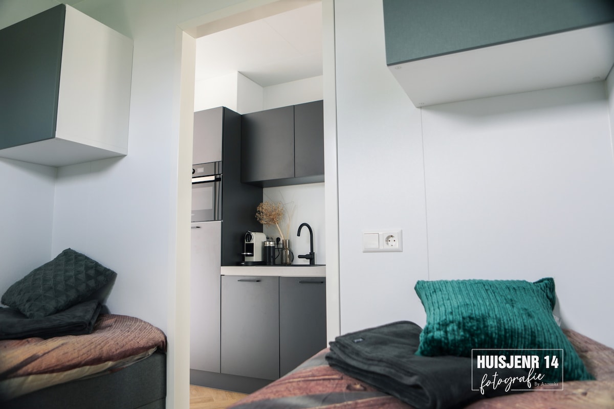 Директен пристап до кујната од спалната соба.