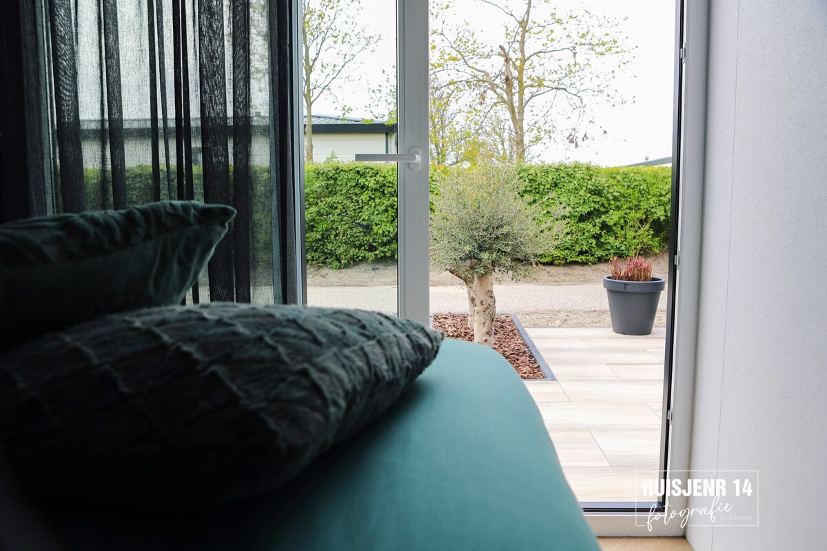 Лизгачка врата во главната спална соба до терасата.