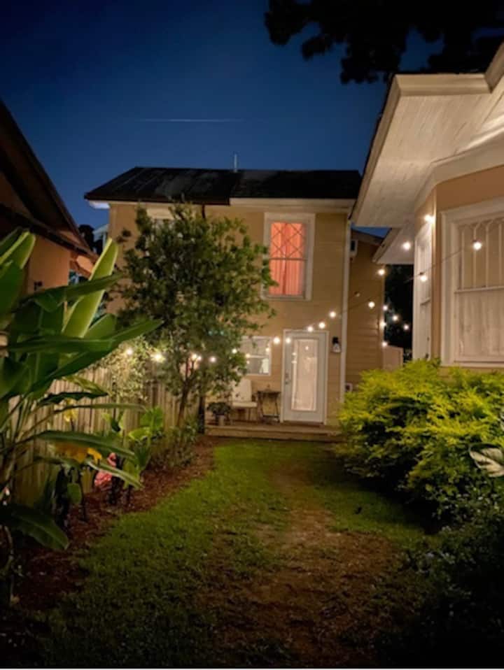 Charming Private Carriage House Guesthouses for Rent in Savannah