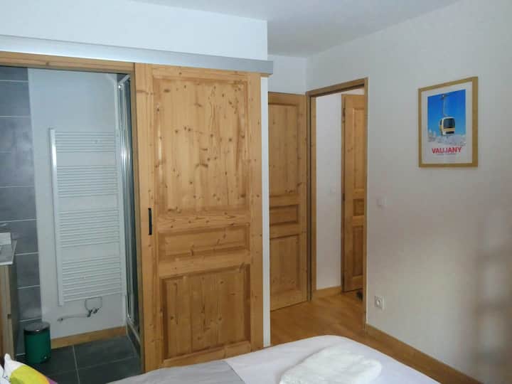 Მეორე საძინებლის კიდევ ერთი ფოტო. Ამ საძინებელშიც არის კომპლექტი.