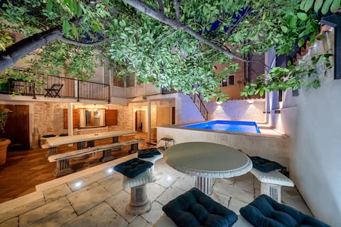 Heritage Residence in Center with pool Vodice