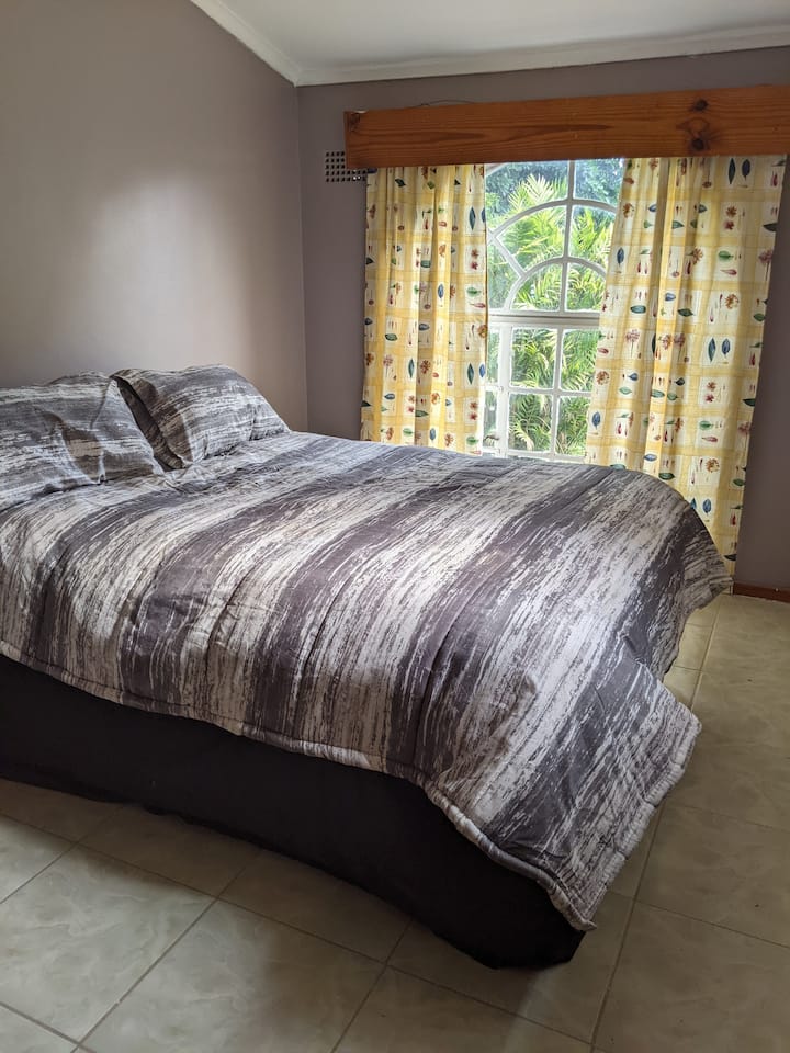 ห้องนอนที่น่ารื่นรมย์พร้อมเตียงคู่