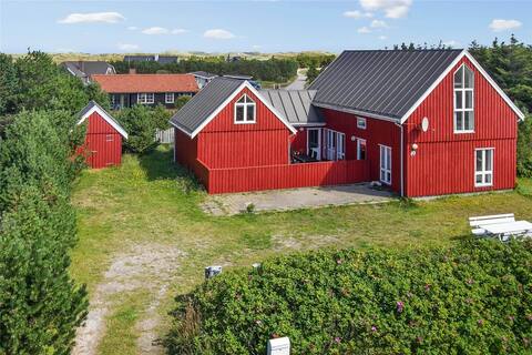 Large holiday cottage on 185m2