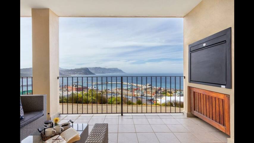 3 BR Simons Town. Panoramic views! With inverter. gallery image 2