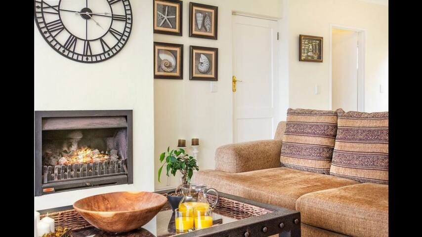 3 BR Simons Town. Panoramic views! With inverter. gallery image 3