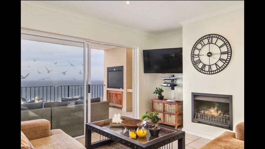 3 BR Simons Town. Panoramic views! With inverter. gallery image 5