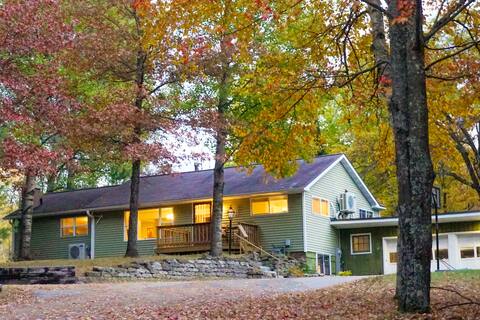 Cozy nature cottage on peaceful lake in the woods