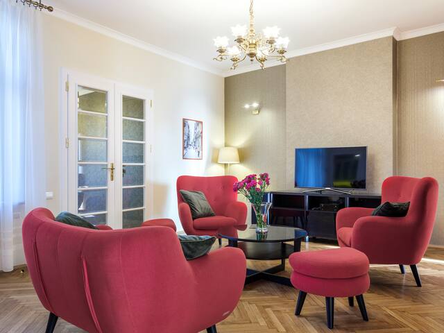 Tyzenhauz Apartments managed Airbnb listing 1