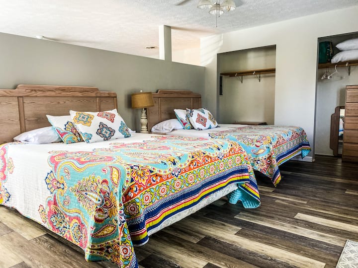 2 queen beds, 2 closets