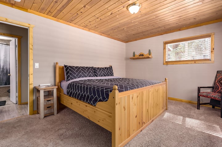 Kitanda aina ya Tempur-Pedic King katika chumba cha kulala cha msingi 