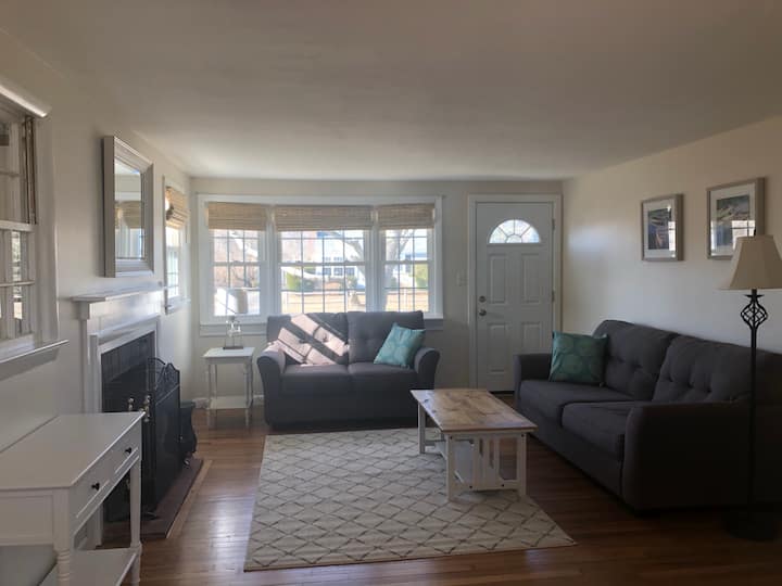 Cheerful 3-bedroom House Near Seagull Beach - Englewood Beach, MA