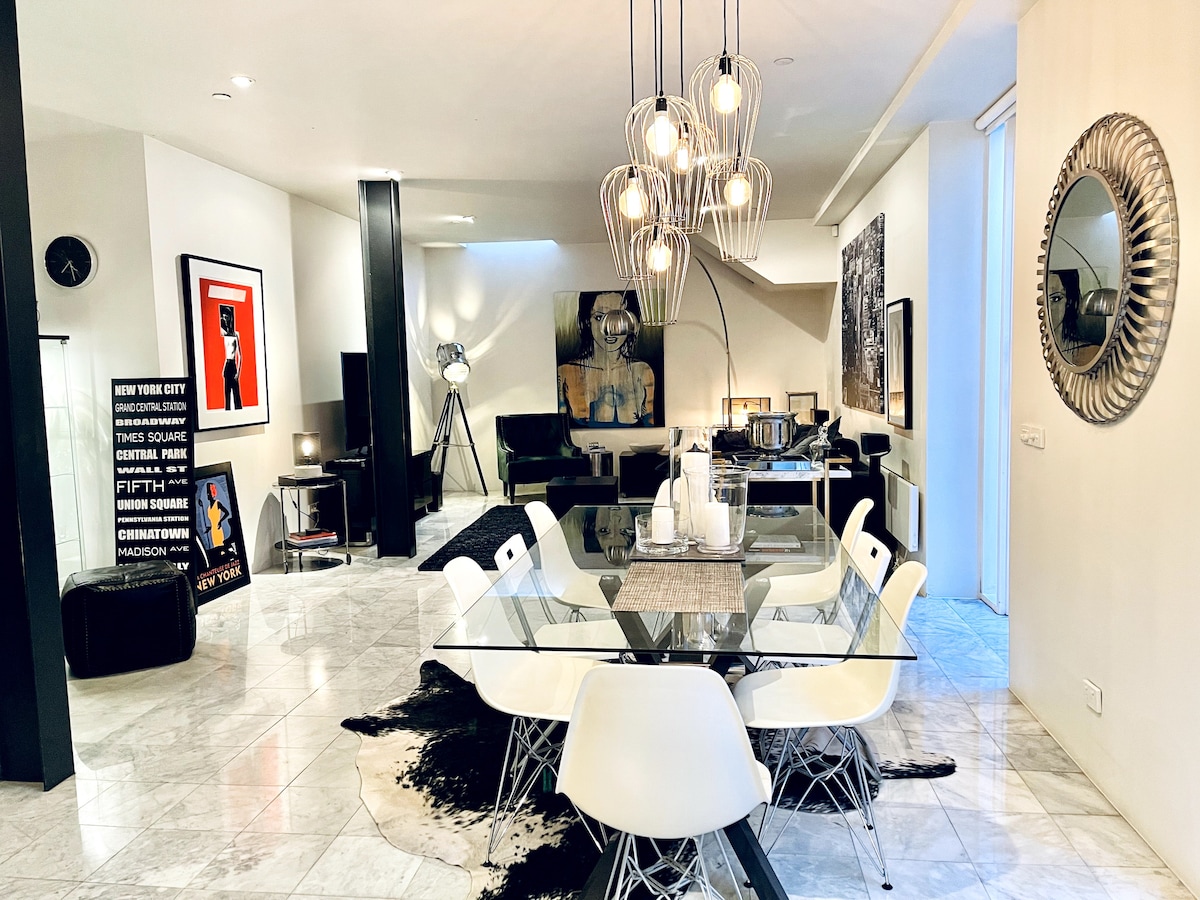 Popular Airbnb listing: Luxury NYC Style Warehouse Apt in Amazing Location in Collingwood