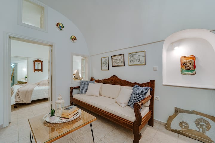 Moon Cactus Traditional Cave Suite With Jacuzzi - Santorini
