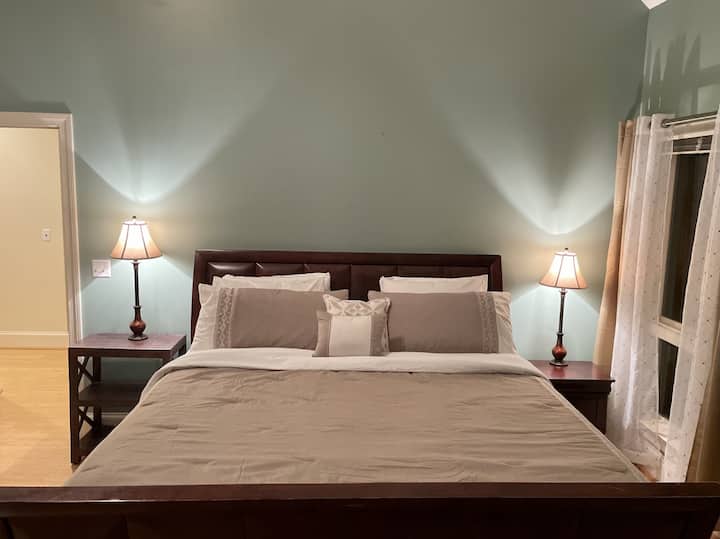 Master en suite con cama tamaño king.