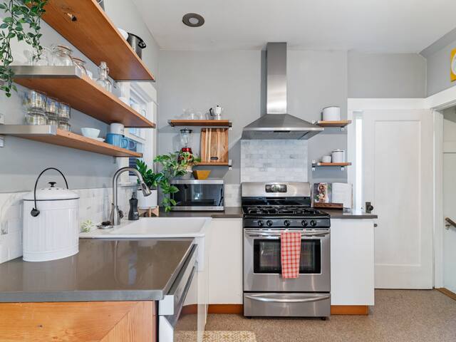 Monthly Rental – The Hollywood House gallery image 3