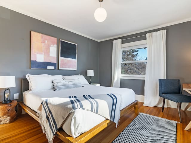 Monthly Rental – The Hollywood House gallery image 2