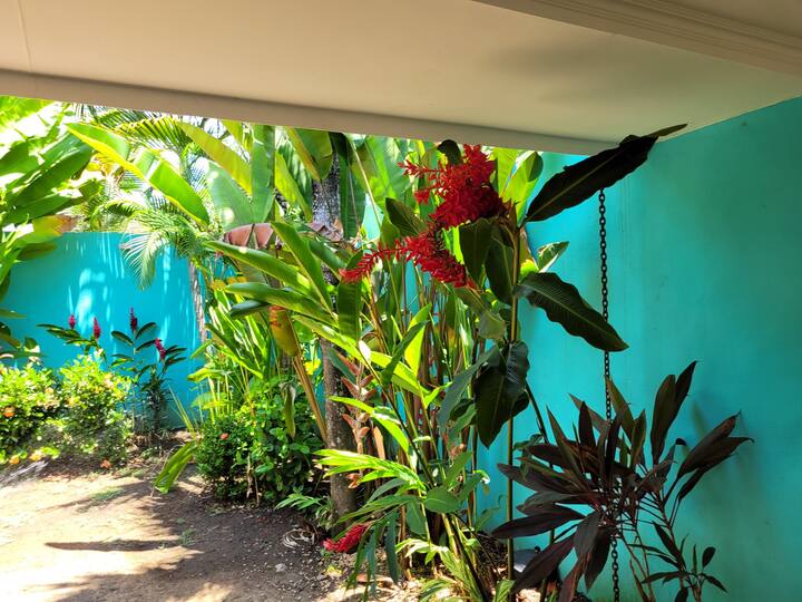 Bright 2 bedroom villa, steps to private beach. — 2 bedroom vacation rental in Bejuco