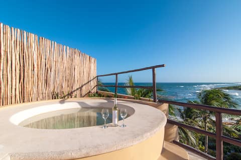 Oceanfront Penthouse: Private Jacuzzi and BBQ