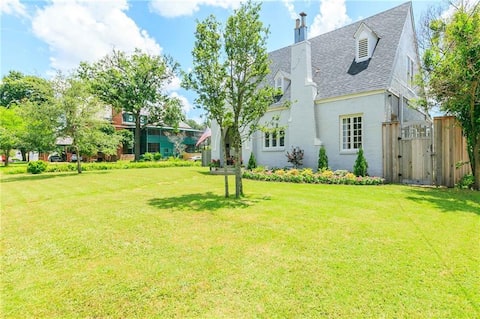 Cottage House (Pickleball Court)