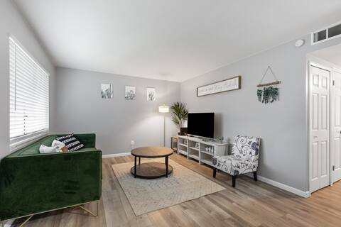 Pleasant & Stylish Home Near DTW Airport