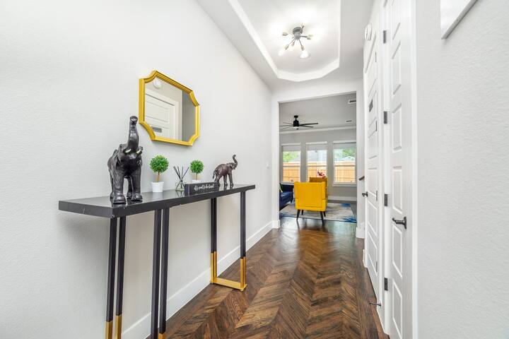 Spectacular 4BRs Home in Downtown Dallas gallery image 2