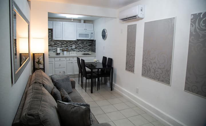 Homey Guesthouse W/ Private Entry & Parking - Las Vegas