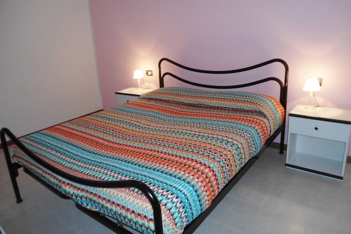 Primer dormitorio con cama matrimonial