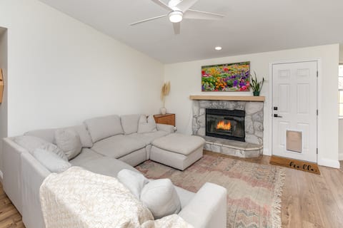 Beautiful 3 Bedroom + Office Home with HotTub!