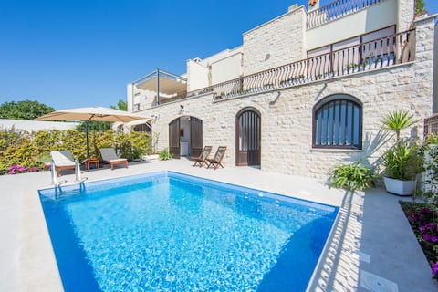 Top performing Airbnb: Exquisite 3-bedroom luxury apartment with a pool in Gradski Kotar Trstenik