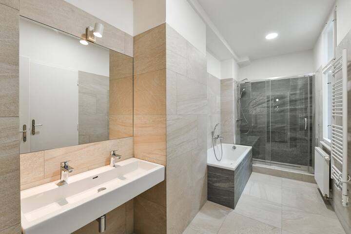 Charming Stylish 3BR Apartment by Stepan No. 16 gallery image 5