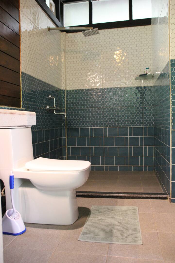 Full bathroom image 6