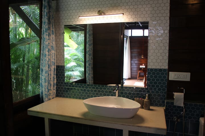 Full bathroom image 4
