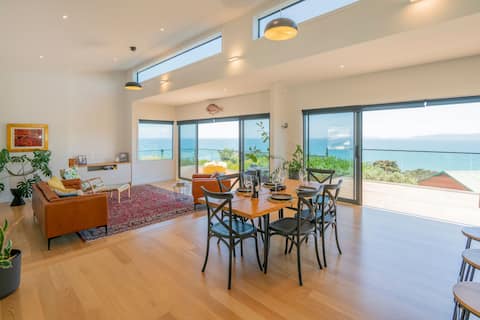 Hosts on the Coast 
Ātaahua.