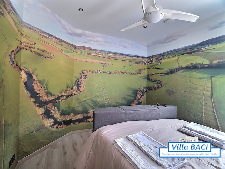 全景卧室的墙面海报由一张360张照片制成，距离别墅10公里的无人机拍摄。