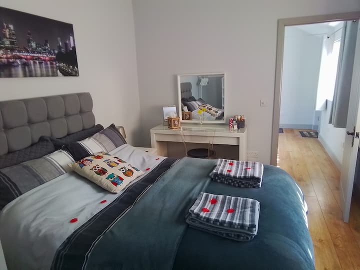 Prêt à passer des nuits de sommeil paisibles.  Lit double avec rangement sous le lit. 
Table d'essayage, tabouret/miroir.  Espace de suspension/penderie ouverte (penderie supplémentaire dans la buanderie).   Armoires de chevet chacune avec des lampes de chevet. Stores avec rideaux occultant.