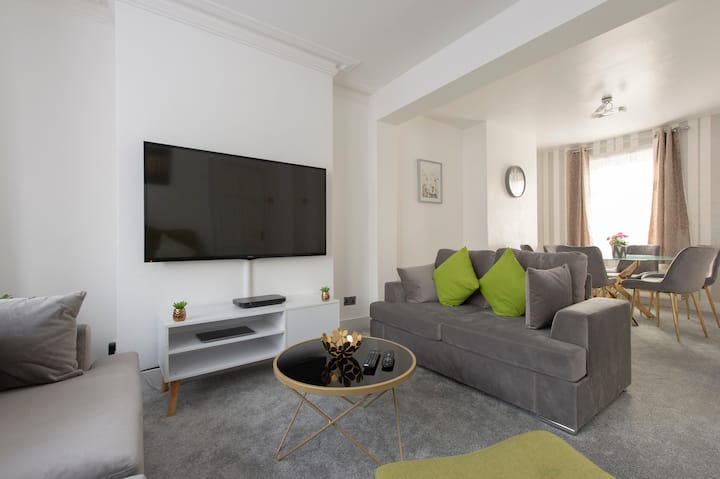 Fortified Cosy Three Bedroom House - Woolwich