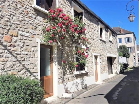 Lovely house in full center of Milly la Foret