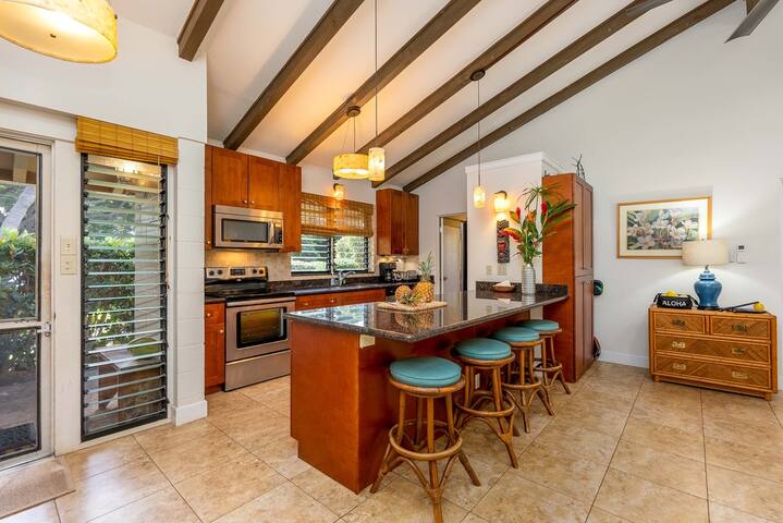 Kihei Bungalow w/tennis court steps from beach gallery image 3