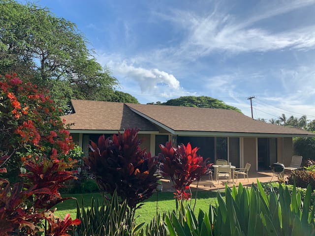 Kihei Bungalow w/tennis court steps from beach