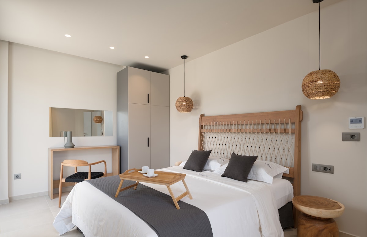 Сите спални соби имаат Premium Coco-mat душек и постелнина. 